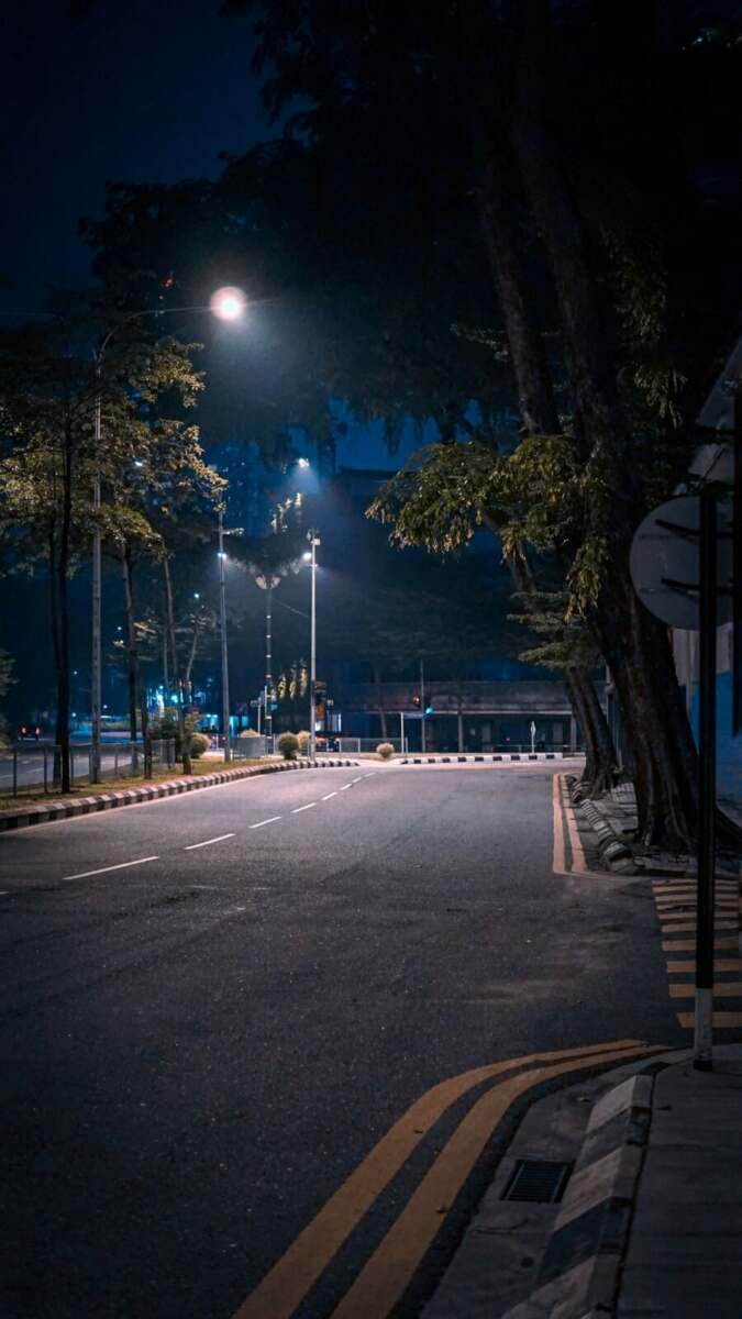 Carretera con tráfico de noche