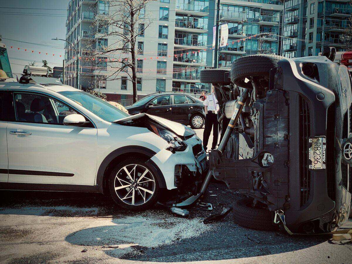 Coche con daños tras un accidente de tráfico