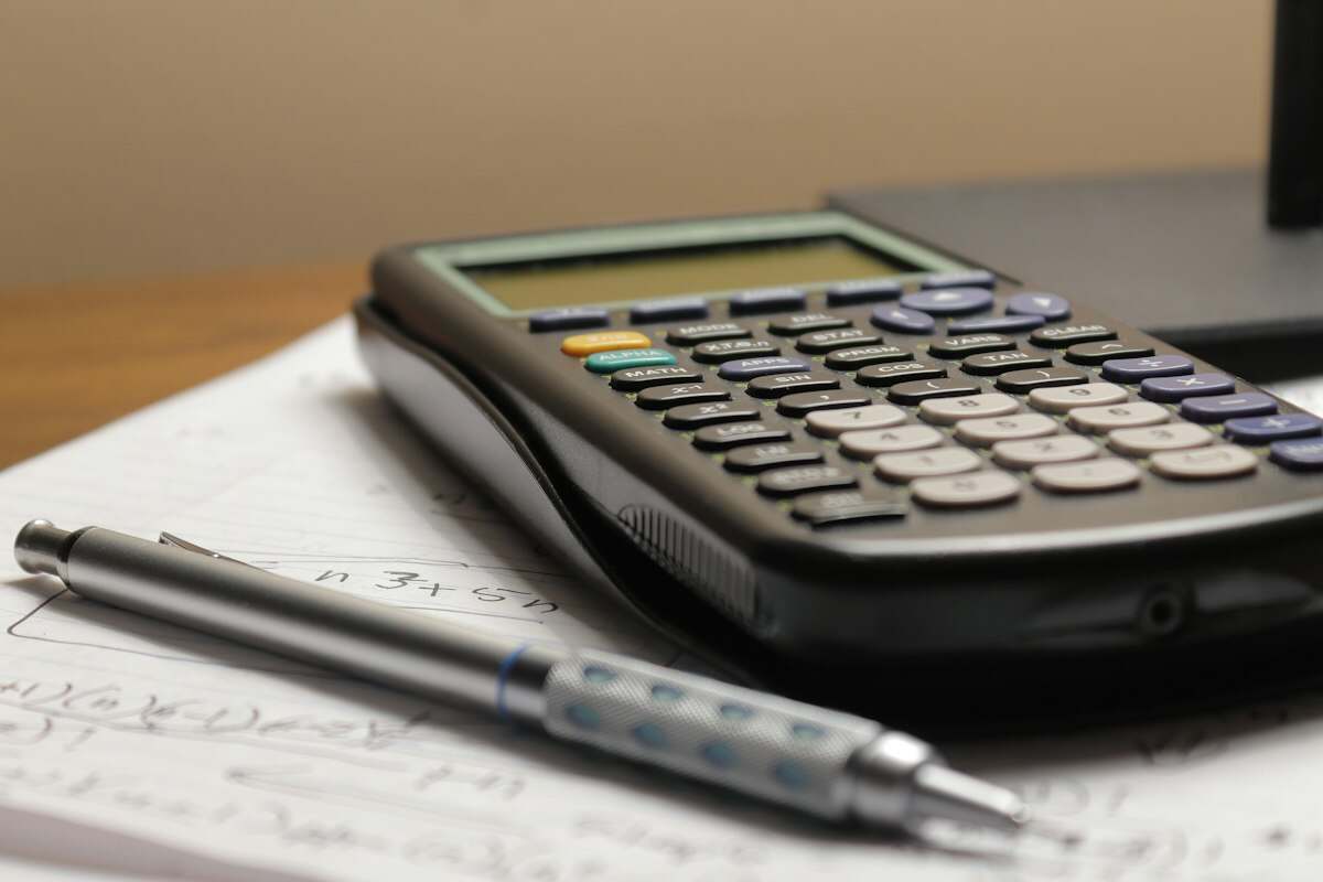 Taschenrechner und Finanzgrafiken für ein wirtschaftliches Gutachten